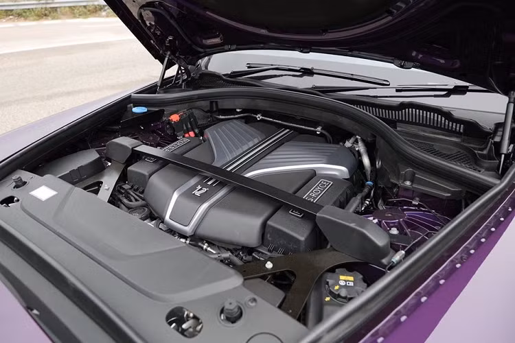 Phiên bản Rolls-Royce Cullinan Black Badge có giá 7,9 triệu HKD (tương đương 30 tỷ đồng) nhưng chiếc Rolls-Royce Cullinan phiên bản Black Badge cá nhân hoá trong bài này có giá lên đến 9 triệu HKD (tương đương gần 35 tỷ đồng).