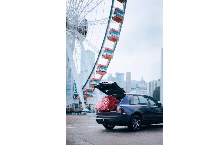 Buổi bàn giao xe còn được trang bị thêm bó hoa hồng cực lớn phủ kín hết khoang hành lý của xe Rolls-Royce Cullinan phiên bản Black Badge này.