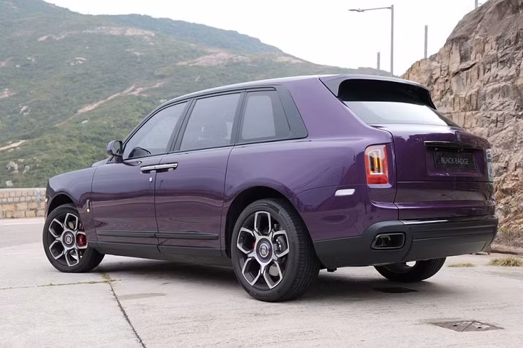 Bộ áo tím rất kén người chọn cho ngoại thất chiếc SUV siêu sang Rolls-Royce Cullinan, riêng phiên bản như Black Badge, số xe Rolls-Royce Cullinan sơn màu tím chỉ đếm trên đầu ngón tay.