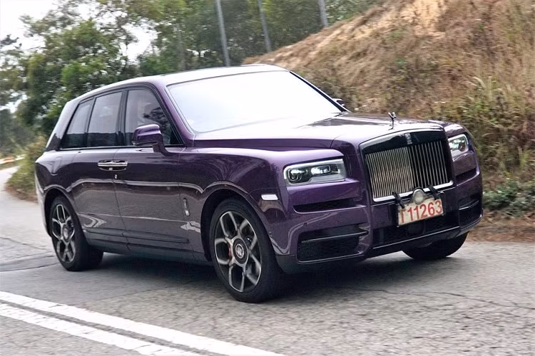  SUV siêu sang Rolls-Royce Cullinan không phải là cái tên quá xa lạ với giới nhà giàu tại Hồng Kông, gần đây, một đại gia ở Hương Cảng còn chọn mua Rolls-Royce Cullinan thuộc phiên bản Black Badge với những tuỳ chọn rất đặc biệt cả bên ngoài và nội thất theo chương trình cá nhân hoá của hãng xe siêu sang Anh quốc.