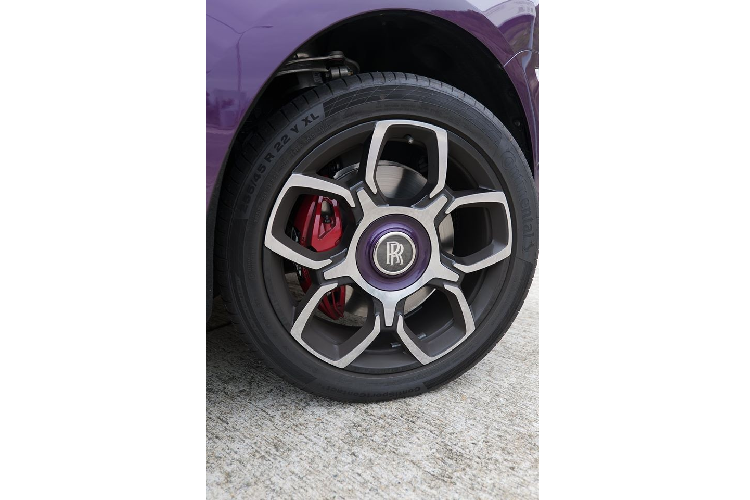 Bộ mâm 5 chấu kép của Rolls- Royce Cullinan phiên bản Black Badge mới đến Hồng Kông còn có viền chụp mâm hoàn thành màu tím. La-zăng xe sơn 2 màu tương phản cùng kẹp phanh màu đỏ.