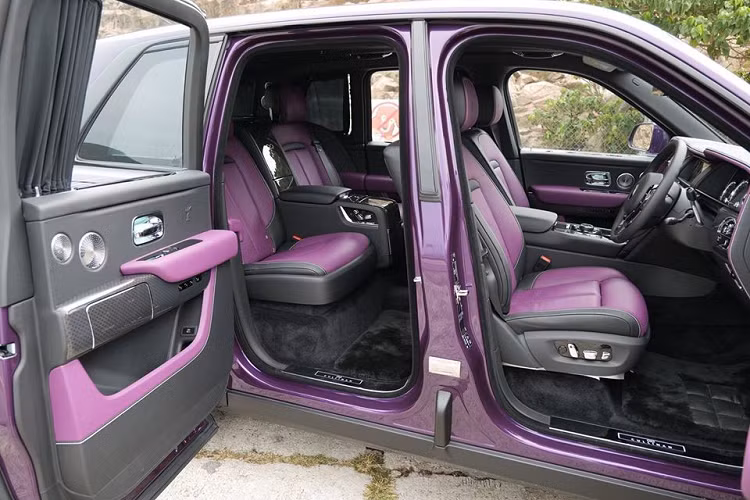 Màu tím tiếp tục được lựa chọn cho bên trong khoang lái của chiếc SUV siêu sang Rolls- Royce Cullinan phiên bản Black Badge ở Hồng Kông.