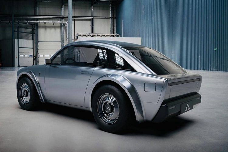 Kể từ lâu, thị trường xe điện đại chúng đã bị thống trị bởi những chiếc hatchback bé nhỏ thường mang thiết kế “thân thiện môi trường” đến nỗi tẻ nhạt trong mắt nhiều người. Alpha Ace 2022 mới mang tới một phong vị khác biệt khi nó trông giống một chiếc Alfa Romeo cổ điển hơn là Nissan Leaf, và đây rõ ràng là một điểm thu hút lớn trong mắt nhiều người.