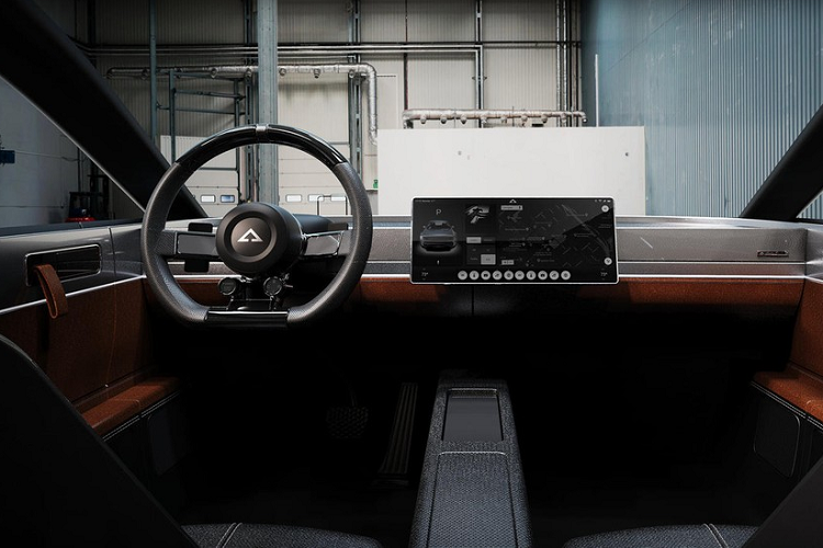 Đầu tiên, nó rất nhỏ. Trong khi một chiếc Porsche 911 hiện đại có chiều dài khoảng 4,5 mét, Ace chỉ dài khoảng 4,19 mét, rộng 1,88 mét, và cao 1,45 mét mà thôi. Tỉ lệ kích thước thế này đồng nghĩa rằng hàng ghế sau của xe có thể coi là “cốp chứa đồ phụ” thay vì chở hành khách. Tất nhiên, hai ghế ngồi phía trước thì đảm bảo rộng rãi thoải mái bởi chúng mới là điểm tập trung chính. Vì Ace được chế tạo trên một khung gầm xe điện kiểu ván trượt, nó sẽ có không gian cốp ở cả trước lẫn sau, cho dù chúng không rộng lắm.