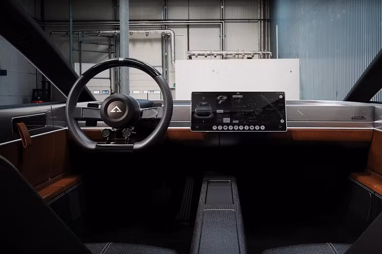 Đầu tiên, nó rất nhỏ. Trong khi một chiếc Porsche 911 hiện đại có chiều dài khoảng 4,5 mét, Ace chỉ dài khoảng 4,19 mét, rộng 1,88 mét, và cao 1,45 mét mà thôi. Tỉ lệ kích thước thế này đồng nghĩa rằng hàng ghế sau của xe có thể coi là “cốp chứa đồ phụ” thay vì chở hành khách. Tất nhiên, hai ghế ngồi phía trước thì đảm bảo rộng rãi thoải mái bởi chúng mới là điểm tập trung chính. Vì Ace được chế tạo trên một khung gầm xe điện kiểu ván trượt, nó sẽ có không gian cốp ở cả trước lẫn sau, cho dù chúng không rộng lắm.