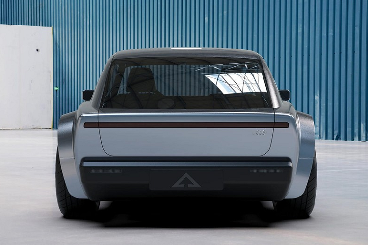 Không gian nội thất xe trông rất đơn giản với điểm nhấn lớn nhất là một màn hình thông tin giải trí khổng lồ trên mặt táp lô cùng một vô lăng phong cách tối giản với chỉ 2 nút bấm. Alpha Ace có sử dụng hệ dẫn động cầu sau, và với trọng lượng không tải trên 1,6 tấn, nó vẫn có thể gia tốc từ 0-96 km/h trong 6 giây.