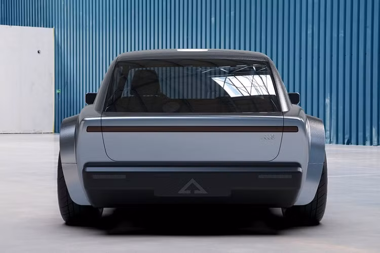 Không gian nội thất xe trông rất đơn giản với điểm nhấn lớn nhất là một màn hình thông tin giải trí khổng lồ trên mặt táp lô cùng một vô lăng phong cách tối giản với chỉ 2 nút bấm. Alpha Ace có sử dụng hệ dẫn động cầu sau, và với trọng lượng không tải trên 1,6 tấn, nó vẫn có thể gia tốc từ 0-96 km/h trong 6 giây.