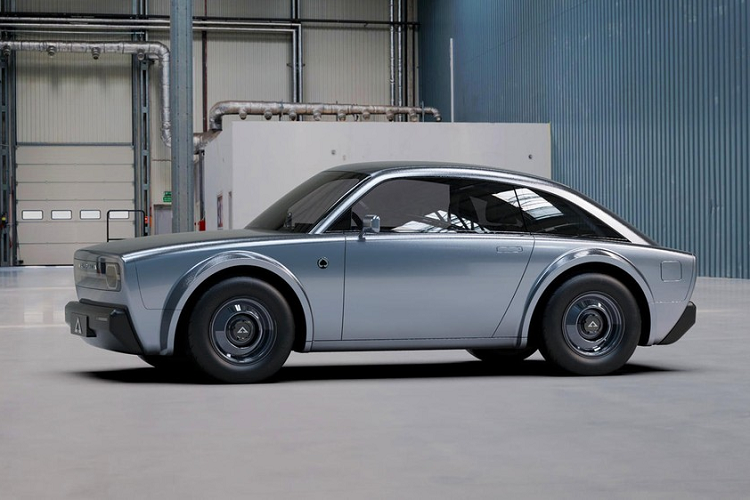 Trong khi những mẫu xe điện cao cấp mới như Porsche Taycan đạt mục tiêu thu hút người mua bằng cách mang đến tốc độ, sự sang trọng, và tiện nghi thượng thừa mà bạn mong đợi ở một chiếc xe hiện đại, Alpha Ace lại có một hướng tiếp cận khác. Được hoàn thiện trong một màu bạc độc nhất gọi là Blue Seraph, nó có tỉ lệ kích thước và thiết kế thú vị, che đi sự thực rằng nó cũng là hatchback.