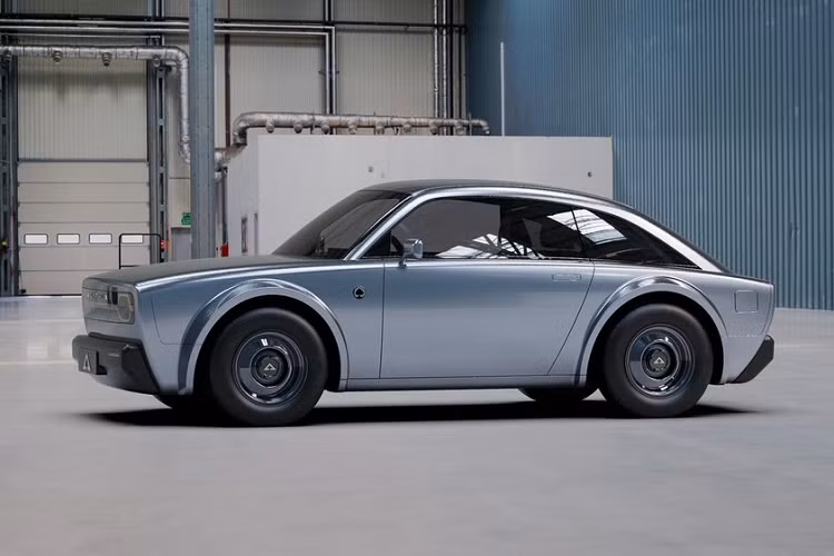 Trong khi những mẫu xe điện cao cấp mới như Porsche Taycan đạt mục tiêu thu hút người mua bằng cách mang đến tốc độ, sự sang trọng, và tiện nghi thượng thừa mà bạn mong đợi ở một chiếc xe hiện đại, Alpha Ace lại có một hướng tiếp cận khác. Được hoàn thiện trong một màu bạc độc nhất gọi là Blue Seraph, nó có tỉ lệ kích thước và thiết kế thú vị, che đi sự thực rằng nó cũng là hatchback.