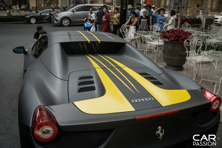 Trở lại với diện mạo mới của chiếc Ferrai 458 Spider thứ hai tại Việt Nam, để không khiến cho phần ngoại thất của xe trở nên quá đơn điệu, chủ nhân đã bổ sung thêm những đường chỉ màu vàng chạy quanh thân xe. Phần đầu xe được trang trí với hai đường chỉ vàng trên đường gân dập nổi ở cản trước, nắp ca-pô xuất hiện hai đường chỉ vàng kép kéo dài từ đầu xe đến nắp máy sau.
