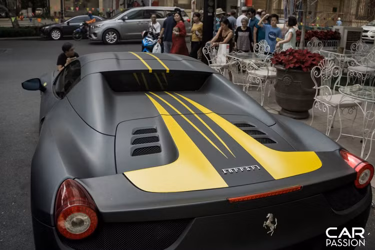 Trở lại với diện mạo mới của chiếc Ferrai 458 Spider thứ hai tại Việt Nam, để không khiến cho phần ngoại thất của xe trở nên quá đơn điệu, chủ nhân đã bổ sung thêm những đường chỉ màu vàng chạy quanh thân xe. Phần đầu xe được trang trí với hai đường chỉ vàng trên đường gân dập nổi ở cản trước, nắp ca-pô xuất hiện hai đường chỉ vàng kép kéo dài từ đầu xe đến nắp máy sau.