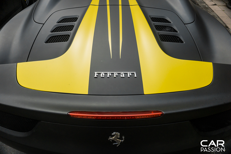 Đuôi xe thiết kế đơn giản nhưng không kém phần tinh tế với cụm đèn hậu tròn, 3 chụp ống xả đặt cạnh nhau ở vị trí trung tâm. Ngoài ra, bộ khuếch tán gió phía dưới gầm xe cũng được trang trí bằng các dải màu vàng nhằm tạo điểm nhấn. Ferrari 458 Spider sử dụng khối động cơ V8 hút khí tự nhiên có dung tích 4.5 lít, sản sinh công suất tối đa 562 mã lực tại vòng tua máy 9.000 vòng/phút và mô men xoắn cực đại đạt mức 540 Nm.