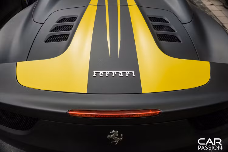 Đuôi xe thiết kế đơn giản nhưng không kém phần tinh tế với cụm đèn hậu tròn, 3 chụp ống xả đặt cạnh nhau ở vị trí trung tâm. Ngoài ra, bộ khuếch tán gió phía dưới gầm xe cũng được trang trí bằng các dải màu vàng nhằm tạo điểm nhấn. Ferrari 458 Spider sử dụng khối động cơ V8 hút khí tự nhiên có dung tích 4.5 lít, sản sinh công suất tối đa 562 mã lực tại vòng tua máy 9.000 vòng/phút và mô men xoắn cực đại đạt mức 540 Nm.