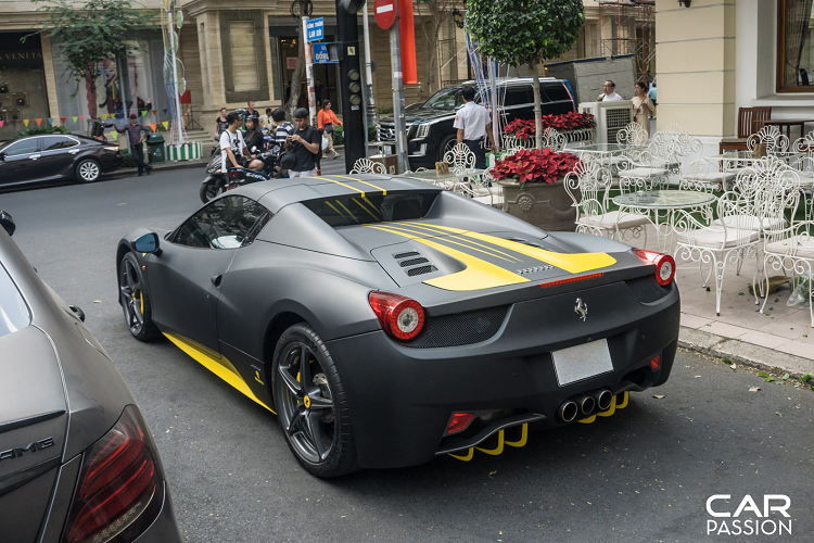 Chiếc khiên Scuderia đặt ở vè bánh xe trước, ốp hông được dán vàng nổi bật và logo “Pininfaria” bằng kim loại được đặt ở vè sau xe, phía dưới là tên của đơn vị thi công lớp decal. Xe được trang bị bộ mâm 5 chấu hình ngôi sao đặc trưng của dòng 458, hệ thống phanh đĩa carbon ceramic với khả năng chịu nhiệt lớn kết hợp cùng cùm phanh Brembo sơn vàng.