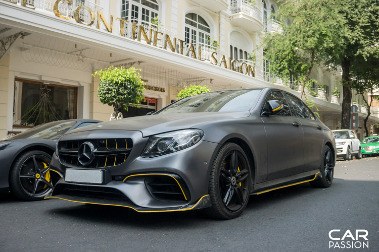 Phía trên khoang động cơ được trang trí với hai mảng decal màu vàng có thiết kế đẹp mắt, tạo điểm nhấn cho phần khoang sau của xe. Phần mui xếp trên xe mất 14 giây cho công đoạn đóng/mở, quá trình này có thể diễn ra khi xe đang di chuyển trên phố. Phần mui của xe được chế tạo từ hợp kim nhôm nên tổng trọng lượng chỉ ở mức 25 kg.