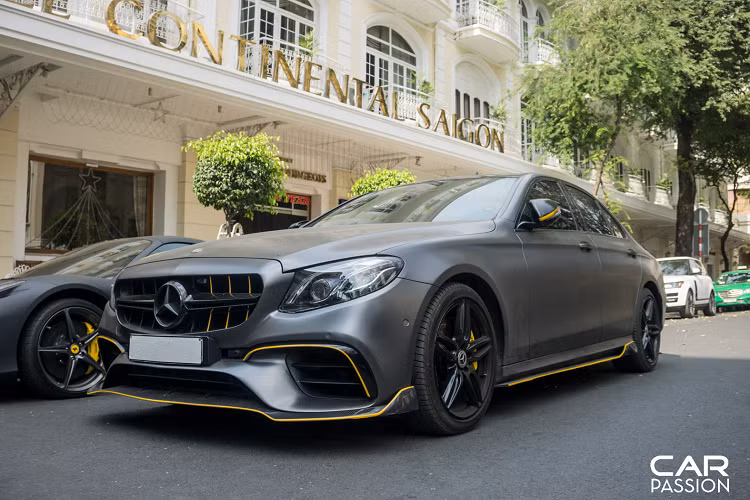 Phía trên khoang động cơ được trang trí với hai mảng decal màu vàng có thiết kế đẹp mắt, tạo điểm nhấn cho phần khoang sau của xe. Phần mui xếp trên xe mất 14 giây cho công đoạn đóng/mở, quá trình này có thể diễn ra khi xe đang di chuyển trên phố. Phần mui của xe được chế tạo từ hợp kim nhôm nên tổng trọng lượng chỉ ở mức 25 kg.