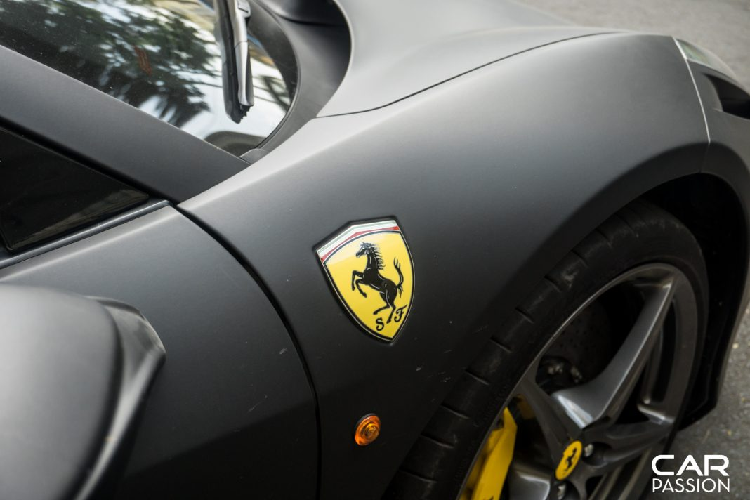 Tuy vậy, phiên bản 458 Spider lại không được đánh giá cao ở ngoại hình khi nắp động cơ bằng kính ở phía sau phải nhường chỗ cho cơ chế đóng/mở mui với phần mui xếp cứng, khác xa với chiếc F430 Spider hay F360 Spider với phần mui vải.