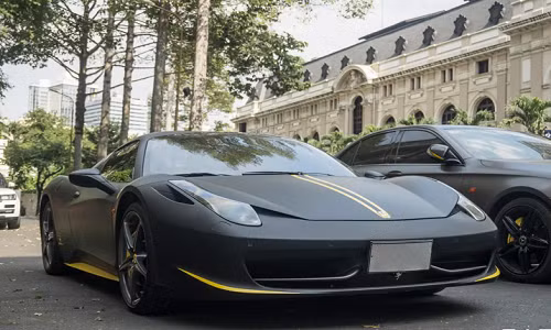 Mới đây nhất, mẫu siêu xe Ferrari 458 Spider đã bị bắt gặp khi lăn bánh tại “thánh địa siêu xe” ở Sài Gòn – khách sạn Continental. Ở lần tái xuất đường phố này, “siêu ngựa” gây ấn tượng mạnh với vẻ ngoài khác biệt nhờ lớp decal đen mờ được phối với một số chi tiết dán vàng nổi bật. So với lớp sơn trắng Bianco Avus nguyên bản, “bộ áo” mới đem đến một diện mạo mạnh mẽ và cá tính hơn.