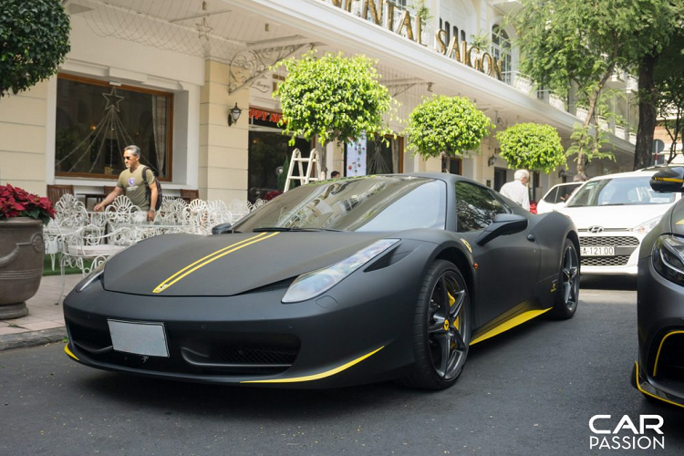 Kết hợp với hộp số 7 cấp ly hợp kép giúp cho “siêu ngựa” chỉ mất vỏn vẹn 3,4 giây để tăng tốc từ 0-100 km/h trước khi đạt tốc độ tối đa là 320 km/h. Tại thị trường Việt Nam, khi mới về nước giá siêu xe Ferrari 458 khoảng 15 tỷ đồng.