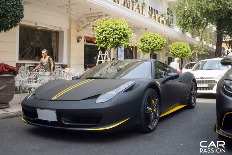 Kết hợp với hộp số 7 cấp ly hợp kép giúp cho “siêu ngựa” chỉ mất vỏn vẹn 3,4 giây để tăng tốc từ 0-100 km/h trước khi đạt tốc độ tối đa là 320 km/h. Tại thị trường Việt Nam, khi mới về nước giá siêu xe Ferrari 458 khoảng 15 tỷ đồng.