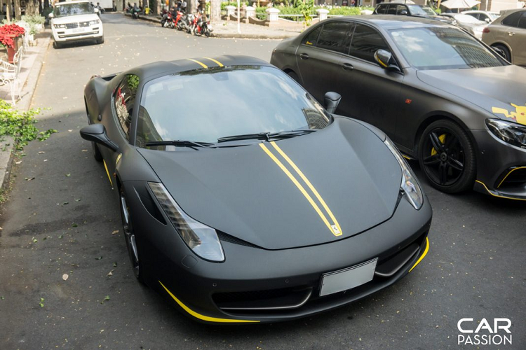 Ferrari 458 Spider hàng hiếm này chính là biến thể mui trần của chiếc 458 Italia được ra mắt vào năm 2009, kế thừa thành công của mẫu xe đàn anh chiếc Ferrari F430. Ferrari 458 Italia là một trong những sản phẩm đi tiên phong trong công cuộc đổi mới ở khâu thiết kế của hãng xe Ý, có lẽ vì vậy mà 458 Italia đã thâu tóm không ít những giải thưởng như “Car of the Year 2010” hay “Supercar of the Year 2010”,…