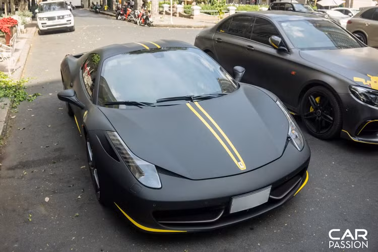 Ferrari 458 Spider hàng hiếm này chính là biến thể mui trần của chiếc 458 Italia được ra mắt vào năm 2009, kế thừa thành công của mẫu xe đàn anh chiếc Ferrari F430. Ferrari 458 Italia là một trong những sản phẩm đi tiên phong trong công cuộc đổi mới ở khâu thiết kế của hãng xe Ý, có lẽ vì vậy mà 458 Italia đã thâu tóm không ít những giải thưởng như “Car of the Year 2010” hay “Supercar of the Year 2010”,…