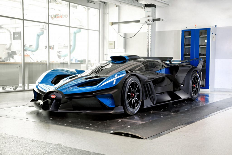 Thiết kế của Bugatti Bolide mới tuân thủ chặt chẽ theo triết lý “Form follows Performace” (tức: hình thức tuân theo hiệu suất). Với câu hỏi “What If” đã từng khơi gợi nhiều tò mò trong làng xe hơi thế giới, Bugatti đã đặt ra một câu hỏi và tự mình trả lời: Điều gì sẽ xảy ra nếu Bugatti chế tạo một chiếc xe siêu nhẹ cùng động cơ W16 8.0 lít mang tính biểu tượng của mình mà không có bất kỳ giới hạn nào về tỷ lệ trọng lượng trên công suất.