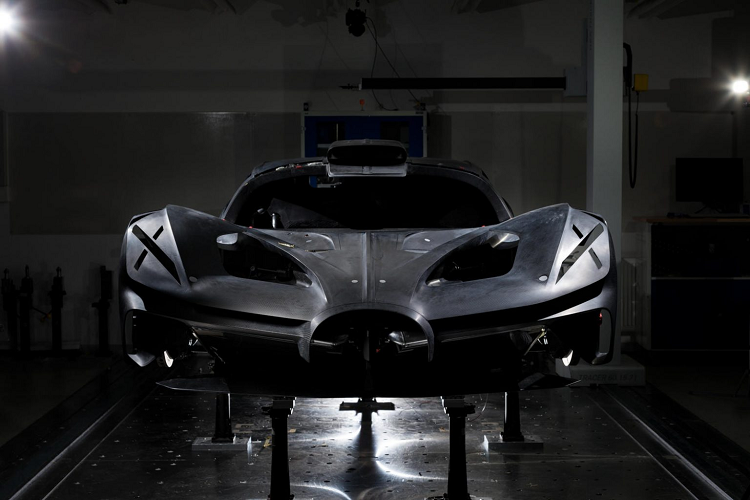 Cũng tại khu vực này, Bugatti đã để trần phần đầu xe, tạo ra ba đường dẫn gió khác nhau. Một được đưa lên phía trên thân xe, một xuống dưới gầm và một đường dẫn gió qua ống phía trong thân xe, đến bộ tản nhiệt ở phía sau.