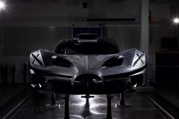 Cũng tại khu vực này, Bugatti đã để trần phần đầu xe, tạo ra ba đường dẫn gió khác nhau. Một được đưa lên phía trên thân xe, một xuống dưới gầm và một đường dẫn gió qua ống phía trong thân xe, đến bộ tản nhiệt ở phía sau.