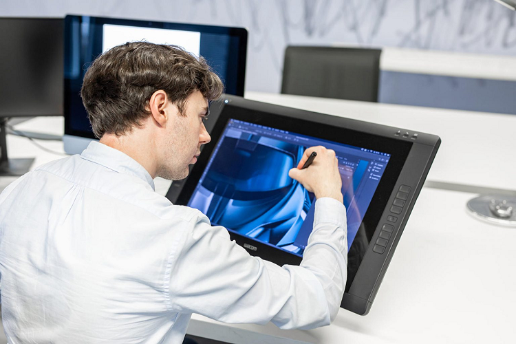 Theo hãng sản xuất siêu xe đến từ Pháp, các “bong bóng” khí động học này sẽ giúp giảm 10% lực kéo lại và 17% lực nâng do luồng gió qua xe tạo nên. Việc giảm hai lực tiêu cực nói trên sẽ mang đến cho bộ cánh gió phía sau luồng gió “sạch” hơn để tối ưu hóa lực ép.