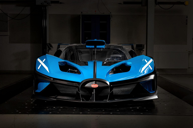 Câu trả lời cho câu hỏi này chính là siêu xe Bugatti Bolide với thiết kế đầy táo bạo cùng những ý tưởng “điên rồ”. Đây chính là chiếc xe nhanh nhất và nhẹ nhất trong kỷ nguyên hiện đại của Bugatti với khối động cơ W16 nổi tiếng có khả năng sản sinh công suất lên tới 1850 mã lực và mang lại hiệu suất tương tự như một chiếc xe Công thức 1. Chiếc xe này có thể đạt tốc độ tối đa trên mức 500 km/h.