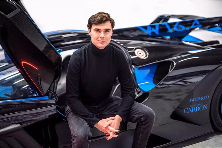 Tiến về phía đầu xe, các đường nét chữ X hiện rõ khi nhìn vào phần thân xe trung tâm hay phía trên vòm bánh xe. Đường nét chữ C ngang hông quen thuộc của Bugatti được tinh giản, nhỏ và góc cạnh hơn. Bộ đèn định vị của Bolide có dạng chữ X, một chi tiết mà theo chia sẻ của hãng là được lấy cảm hứng từ chiếc xe đua thành công nhất của họ Bugatti Type 35 với bộ đèn pha được dán bang keo nhằm tránh vỡ khi đua.