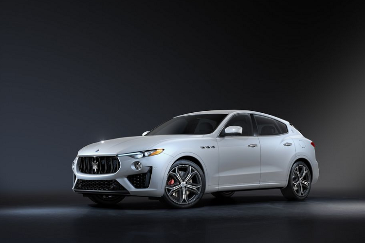 Những đường nét đặc biệt tiếp tục xuất hiện bên trong cabin với bộ ghế thể thao bọc da hai màu Nero và Rosso (Đen và Đỏ) cùng những đường chỉ khâu tương phản. Các điểm nhấn khác là những tấm nẹp từ sợi carbon, tấm trần xe bằng Alcantara, và tựa đầu với biểu tượng cây đinh ba của hãng xe sang Maserati cùng nhiều logo đặc biệt khác.