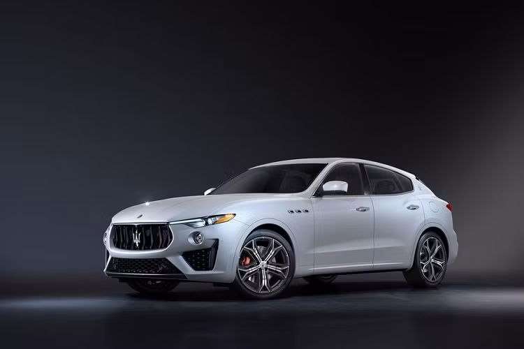 Những đường nét đặc biệt tiếp tục xuất hiện bên trong cabin với bộ ghế thể thao bọc da hai màu Nero và Rosso (Đen và Đỏ) cùng những đường chỉ khâu tương phản. Các điểm nhấn khác là những tấm nẹp từ sợi carbon, tấm trần xe bằng Alcantara, và tựa đầu với biểu tượng cây đinh ba của hãng xe sang Maserati cùng nhiều logo đặc biệt khác.