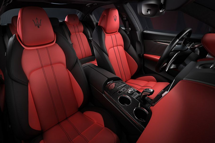 Nói về GranSport, phiên bản này đã được “lên đời” cho năm 2020 với nhiều trang bị tiêu chuẩn như hệ thống cửa hít, vô lăng tích hợp chức năng sưởi và gói hỗ trợ người lái bao gồm tính năng cảnh báo va chạm phía trước, hỗ trợ cảnh báo điểm mù chủ động và một camera quan sát xung quanh.