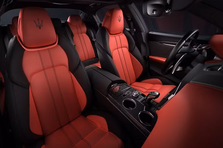 Nói về GranSport, phiên bản này đã được “lên đời” cho năm 2020 với nhiều trang bị tiêu chuẩn như hệ thống cửa hít, vô lăng tích hợp chức năng sưởi và gói hỗ trợ người lái bao gồm tính năng cảnh báo va chạm phía trước, hỗ trợ cảnh báo điểm mù chủ động và một camera quan sát xung quanh.