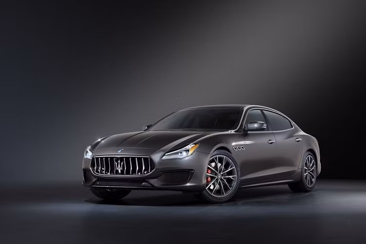 Bên cạnh những nét chạm khắc đặc biệt kể trên, Rebel Edition còn được trang bị hệ thống âm thanh Harman Kardon, cụm vô lăng với chức năng sưởi và hàng ghế trước tích hợp sưởi/thông gió, hàng ghế sau cũng khá tiện nghi với chức năng sưởi.