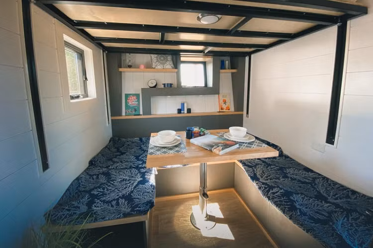 Bên trong, ngôi nhà di động này cung cấp đủ không gian dành cho gia đình 4 người, bao gồm nhà bếp, phòng tắm, giường cỡ lớn và phòng khách. Trong tình huống cần thiết, phòng khách có thể được trưng dụng làm phòng ngủ.