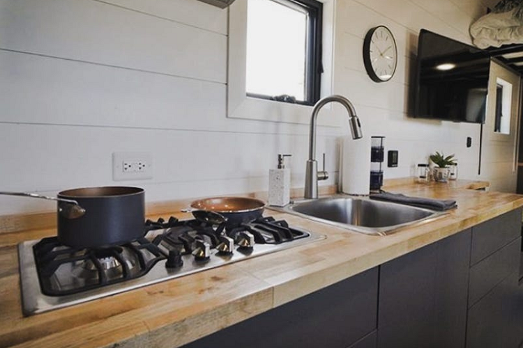 Trong gian bếp, mọi thứ mà một người đầu bếp cần đều được trang bị đầy đủ, bao gồm các dụng cụ nấu nướng, bồn rửa, máy hút mùi, bếp, tủ lạnh và lò nướng điện. Tất cả đều hoạt động nhờ năng lượng lấy từ các tấm pin Mặt Trời đặt trên mái nhà. Ngoài ra, còn có thêm một bếp di động để phục vụ nhu cầu nấu nướng ngoài trời cho các buổi tiệc.