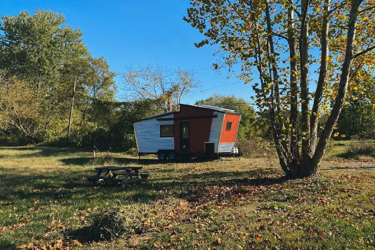 Không gian bên trong nhà được lắp hệ thống điều hòa để đáp ứng với các điều kiện thời tiết khác nhau. Nhà vệ sinh của GoSun Dream có lắp vòi sen, bồn rửa, tủ chứa các vật dụng và bồn xí có công nghệ làm phân hữu cơ.