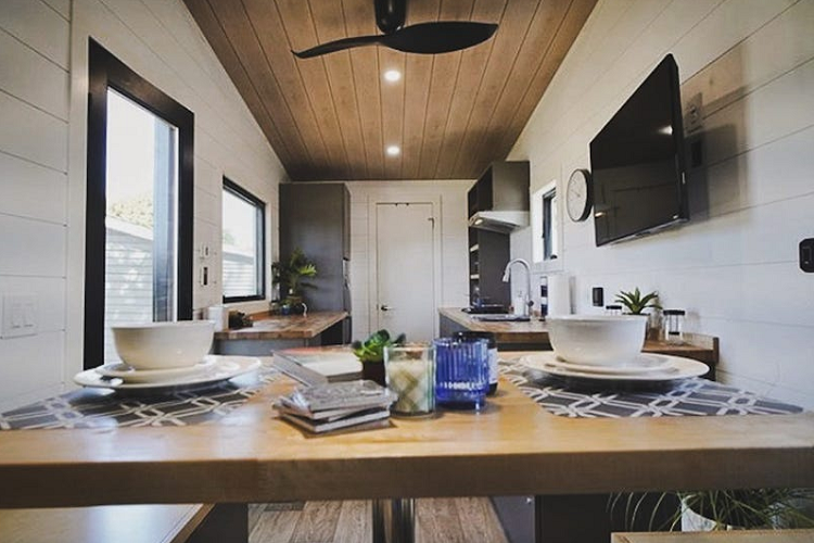 Có đầy đủ tiện nghi trong ngôi nhà di động của GoSun, từ các thiết bị điện tử thông minh cho đến các trang bị vận hành tương thích với hệ thống năng lượng Mặt Trời. Có 2 giường, một giường cỡ lớn có thể nâng lên hay hạ xuống, một giường có thể chuyển đổi thành ghế làm việc hoặc bàn ăn uống tùy nhu cầu.