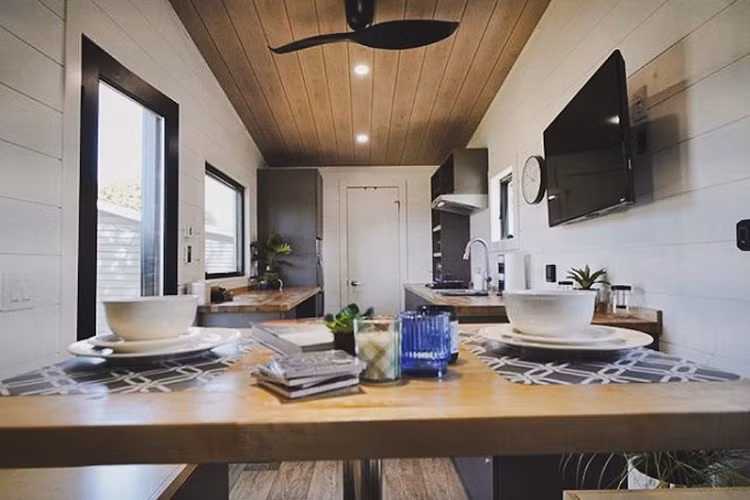 Có đầy đủ tiện nghi trong ngôi nhà di động của GoSun, từ các thiết bị điện tử thông minh cho đến các trang bị vận hành tương thích với hệ thống năng lượng Mặt Trời. Có 2 giường, một giường cỡ lớn có thể nâng lên hay hạ xuống, một giường có thể chuyển đổi thành ghế làm việc hoặc bàn ăn uống tùy nhu cầu.