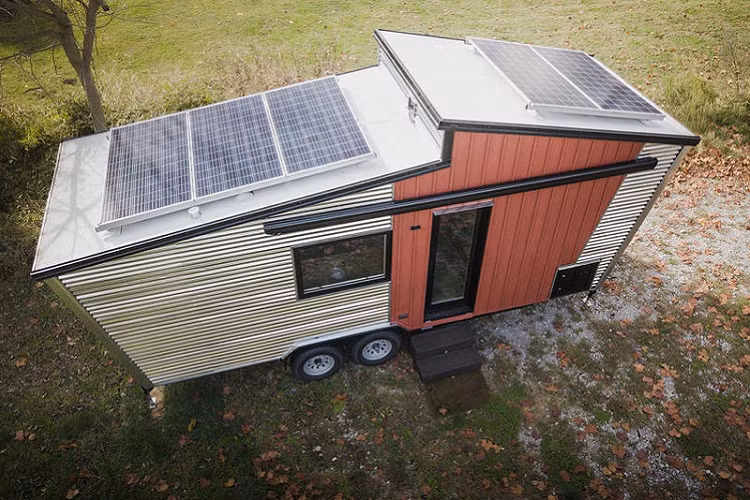 Theo nhà sản xuất, nhà di động của GoSun được thiết kế với các vật liệu "bền, dẻo dai và tiết kiệm năng lượng". Với diện tích hơn 18 mét vuông và nặng hơn 5 tấn, toàn bộ ngôi nhà có thể được kéo đi thông qua một chiếc xe bán tải