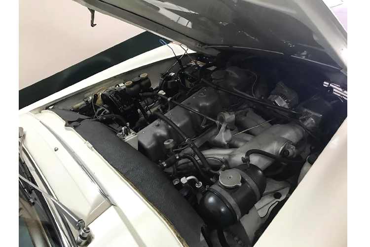 Chiếc Mercedes-Benz SL hàng hiếm này thuộc thế hệ thứ 2 được sản xuất trong gian đoạn từ 1963 – 1971. Xe thuộc phiên bản “SL280” được sản xuất trong khoảng thời gian 1967–1971, xe sử dụng động cơ xăng 6 cyl thẳng hàng (I6) dung tích 2.8L (M130) hút khí tự nhiên cho công suất tối đa 167 mã lực tại 5.750 vòng/phút.