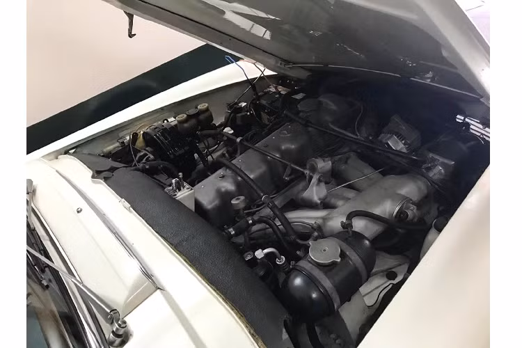 Chiếc Mercedes-Benz SL hàng hiếm này thuộc thế hệ thứ 2 được sản xuất trong gian đoạn từ 1963 – 1971. Xe thuộc phiên bản “SL280” được sản xuất trong khoảng thời gian 1967–1971, xe sử dụng động cơ xăng 6 cyl thẳng hàng (I6) dung tích 2.8L (M130) hút khí tự nhiên cho công suất tối đa 167 mã lực tại 5.750 vòng/phút.