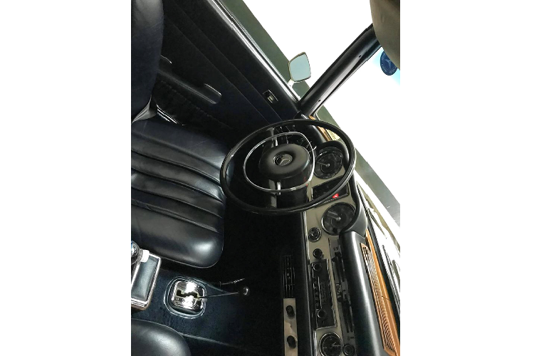 Điểm độc đáo của “bố già” Mercedes-Benz SL 280 là nó vừa là một chiếc Coupe, vừa là một chiếc mui trần với phần mui xe (mui cứng) có thể tháo rời, đây là một tùy chọn thay cho mui mềm (mui vải) vốn là trang bị tiêu chuẩn. Phong cách mui xe của SL W113 được gọi dưới cái tên “Pagoda” (tạm dịch là mái chùa).