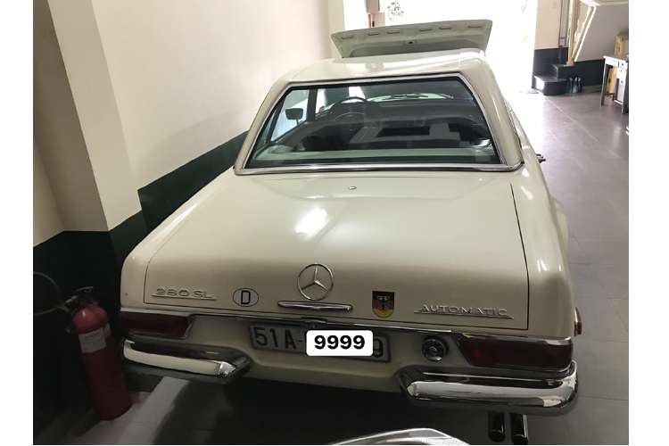 Không chỉ giữ gìn và phục chế lại ngoại thất, nội thất của Mercedes-Benz 280 SL vẫn được chủ nhân duy trì vẻ đẹp sau khoảng thời gian 50 năm. Người xem vẫn cảm nhận được phong cách sang trọng, xa xỉ của một chiếc xe thể thao thập niên 60 – 70 với vô lăng mạ crôm, 2 ghế ngồi bọc da, với khoang hành lý phía sau tiện dụng.