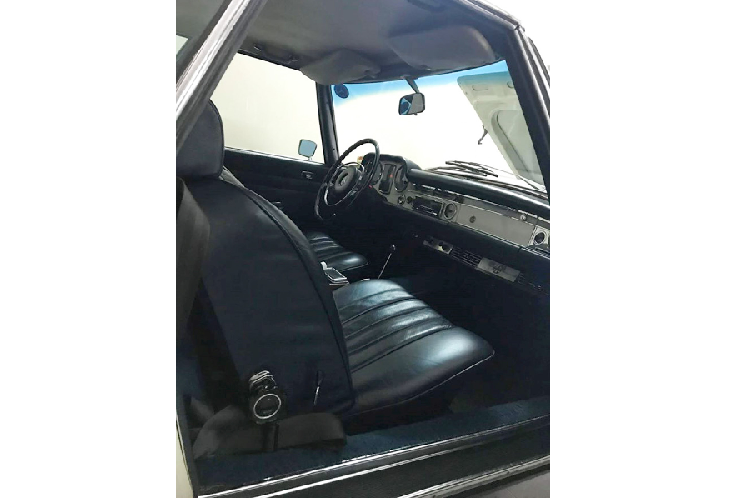 Mặc dù là một mẫu xe của người Đức, nhưng thế hệ Mercedes-Benz SL này được “chắp bút” bởi nhà thiết kế - họa sĩ - nhà điêu khắc người Pháp Paul Bracq, người đứng đầu bộ phận thiết kế của hãng Mercedes-Benz trong khoảng thời gian từ năm 1957 - 1967.