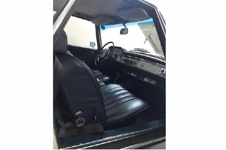 Mặc dù là một mẫu xe của người Đức, nhưng thế hệ Mercedes-Benz SL này được “chắp bút” bởi nhà thiết kế - họa sĩ - nhà điêu khắc người Pháp Paul Bracq, người đứng đầu bộ phận thiết kế của hãng Mercedes-Benz trong khoảng thời gian từ năm 1957 - 1967.