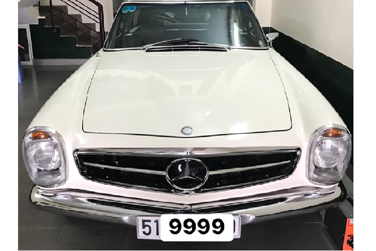Theo tìm hiểu, chiếc Mercedes-Benz SL280 cổ điển thế hệ thứ 2 này được sở hữu bởi một người chơi xe sinh sống tại TP. HCM. Sau thời gian gần 50 năm kể từ khi được sản xuất, SL 280 vẫn giữ được vẻ đẹp sang trọng, đẳng cấp.